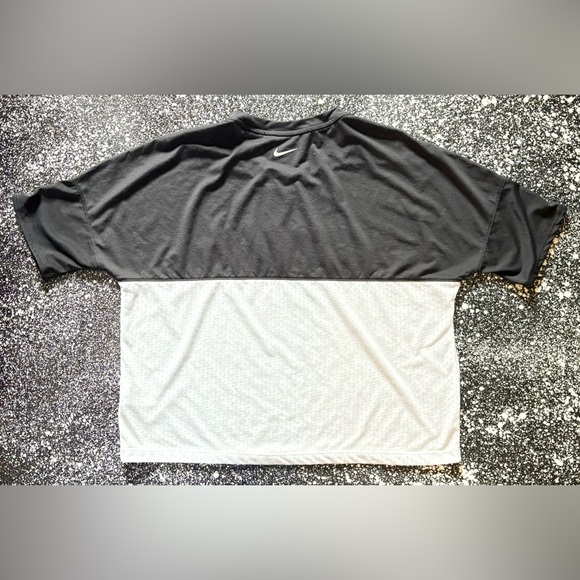 Nike Running Dri-Fit Crop Top Size Medium Black/White - Picture 2 of 3